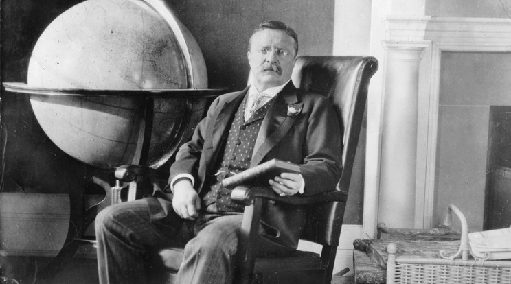 Theodore Roosevelt (1858-1919), az USA 26. elnöke (1901-1909) a Fehér Házban lévő irodájában földgömbbel. A felvétel 1908-ban készült / Fotó: Getty Images