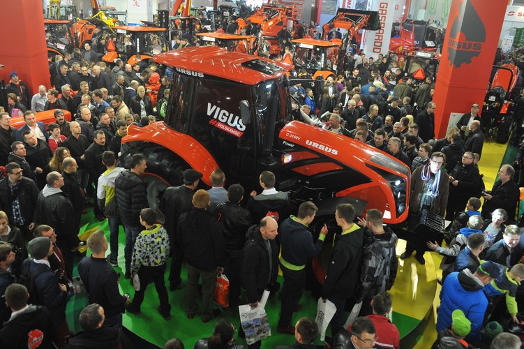 Kabina modelu C-3150V POWER jest 6-słupkowa, z uchylnym oknem w dachu. W wyposażeniu standardowym znajduje się klimatyzacja i ogrzewanie. W opcji zaś Spółka proponuje instalację sterowania hamulców hydraulicznych przyczep oraz światła mijania i drogowe LED.