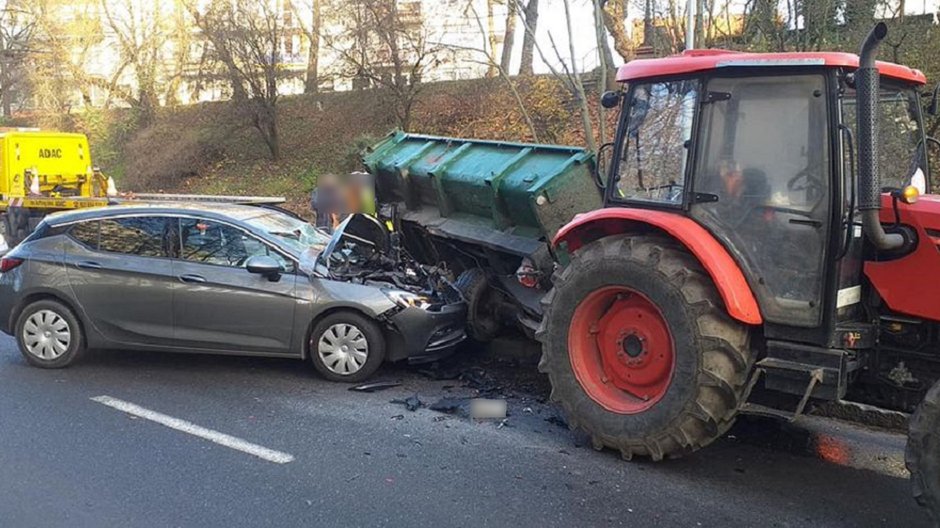 Opel uderzył w przyczepę fot. Wypadki Gorzów