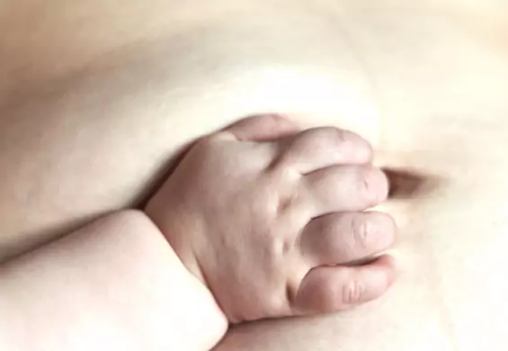 Przed lustrem, w pieluszce i z wkładkami w staniku - tak wygląda kobieta po porodzie