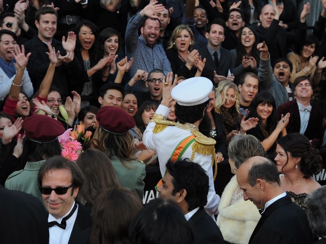 Zawartość swojej urny Cohen próbował rozsypać na czerwony dywan