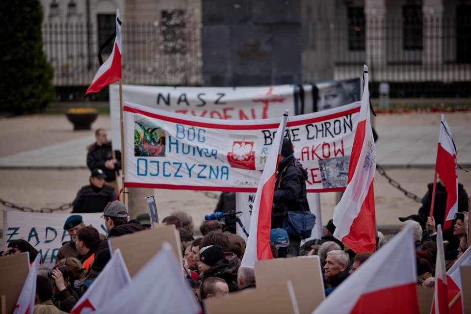 Zwolennicy PiS przed pałacem, fot. Maciej Stankiewicz