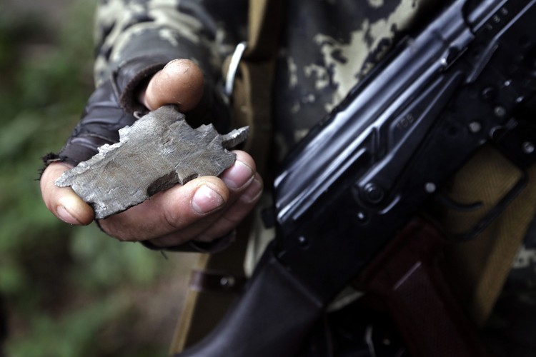Prorosyjski separatysta pokazuje odłamek pocisku po walkach z ukraińskimi żołnierzami w Semionowce pod Sławiańskiem na wschodzie Ukrainy