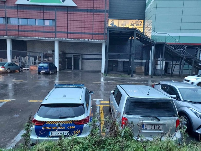 Parking na tyłach łódzkiej Manufaktury