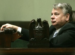 Politycy po cichu dają sobie podwyżki