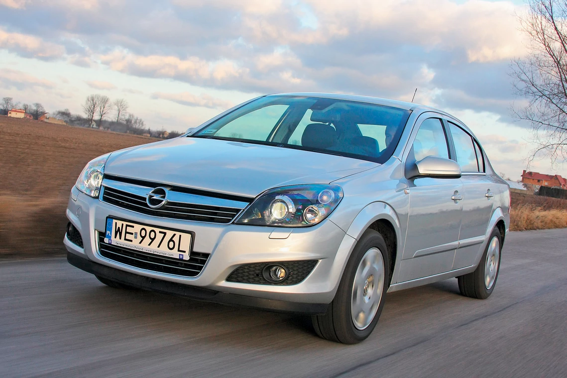 Opel Astra należy do najczęściej sprowadzanych aut używanych. Na podium są też Golf i Audi A4