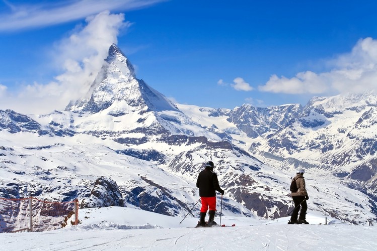 Zermatt to jedna z najpopularniejszych miejscowości wypoczynkowych w Szwajcarii. Ośrodek sportów zimowych oraz wspinaczek górskich. Ze względów ekologicznych jest dostępna tylko dla pojazdów napędzanych silnikami elektrycznymi.
