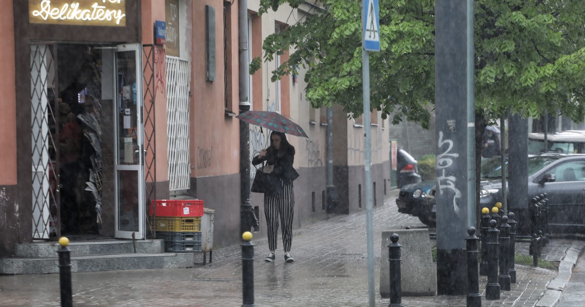 We wtorek cieplej, ale w całym kraju zachmurzenie. Mieszkańcy tych regionów powinni wziąć parasol