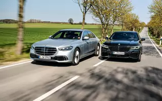 Nowy Mercedes S 500 4Matic kontra BMW 750i xDrive – czy Stuttgart ogra Bayern?