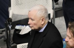 PiS i KO tracą poparcie. Jedna partia zyskuje [SONDAŻ]