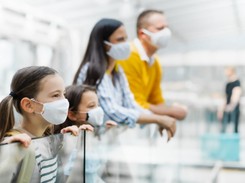 Maski i wentylowanie pomieszczeń skuteczniejsze niż dystans społeczny