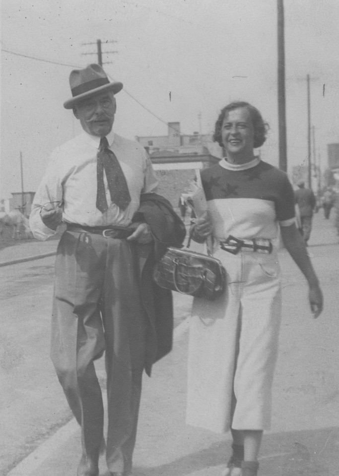Malarz Wojciech Kossak z córką Magdaleną Samozwaniec, pisarką, podczas pobytu w Jastarni (1936)