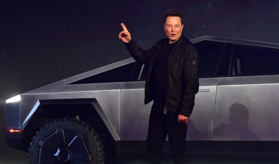 Musk wielokrotnie przesuwał termin realizacji Cybertrucka Tesli.