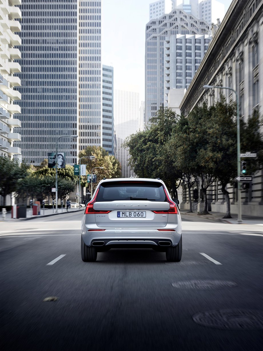 Volvo XC60 Recharge Plug-In Hybrid R-Design  - zdjęcie poglądowe