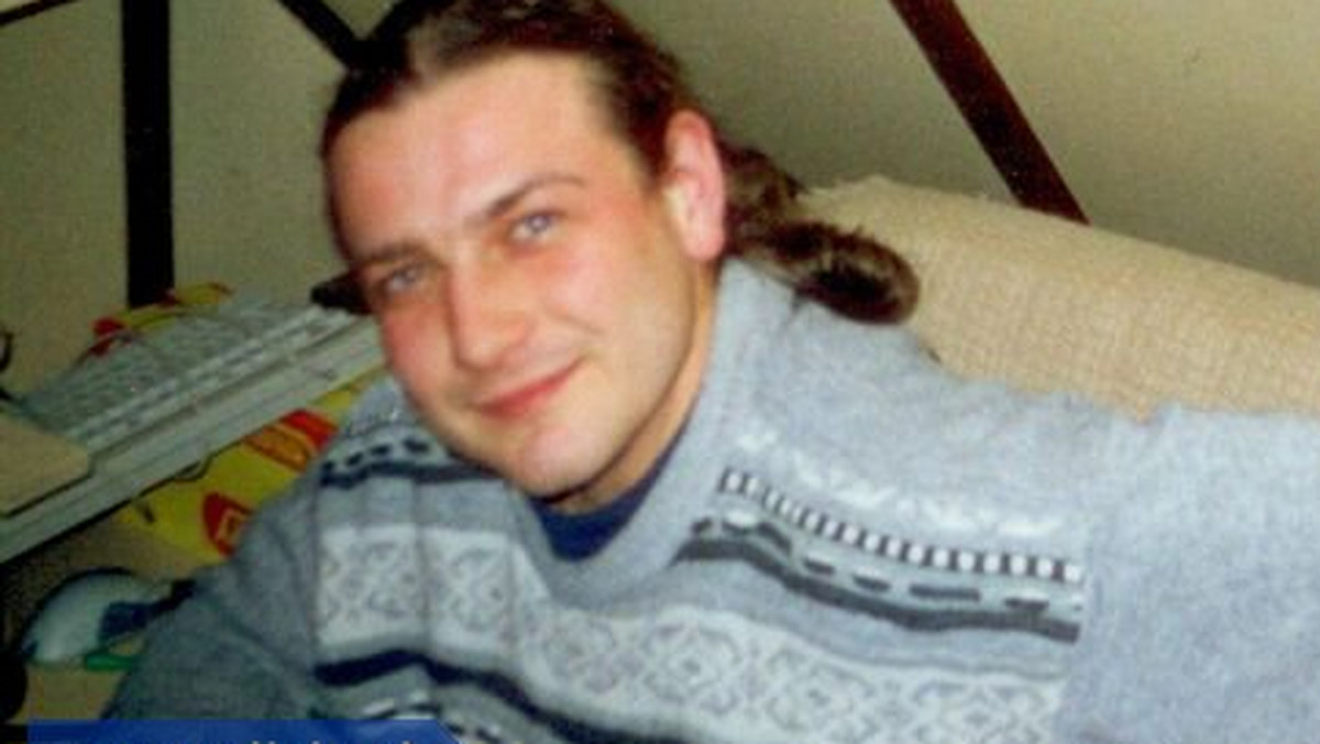 Policja z Bielska-Białej opublikowała zdjęcie 33-letniego mężczyzny, który jest podejrzany o zabójstwo swojego ojca i macochy. Do tragedii doszło w piątek wieczorem w miejscowości Grodziec w woj. śląskim. Zdaniem śledczych motywem morderstwa był najprawdopodobniej konflikt rodzinny.