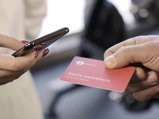 Karta wpłatnicza odwraca tradycyjny mechanizm płatności z wykorzystaniem plastikowego pieniądza. Karta, którą w tym wypadku posługuje się przedsiębiorca, jest wyposażona w moduł NFC pozwalający klientowi na jego zeskanowanie przy użyciu telefonu i dokonanie płatności mobilnej. I co równie istotne, karta wpłatnicza mieści się w definicji instrumentu płatniczego, dzięki czemu pozwoli przedsiębiorcom wywiązać się z nowych obowiązków, które nakłada na nich Polski Ład
