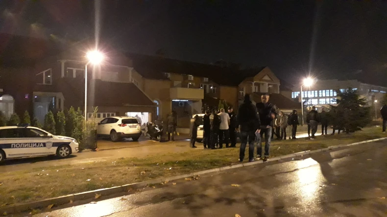 Otac ubijenog mladića pokušao je da dodje do sinovljevog tela sina, ali mu policajci nisu dozvolili jer je uvidjaj bio u toku, foto Branko Janačković