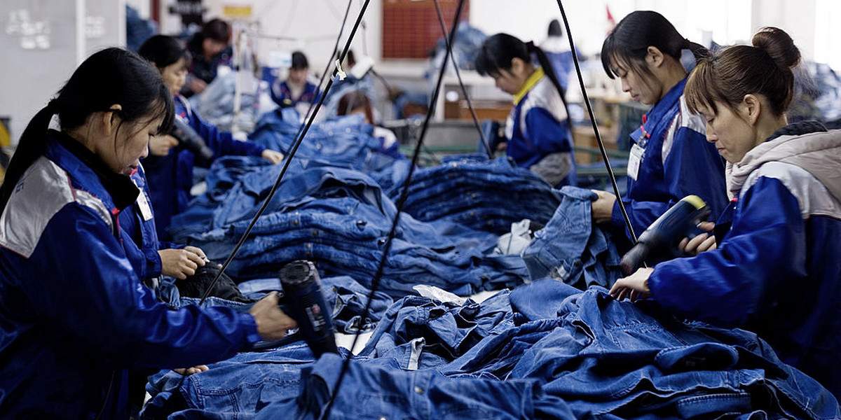 Ruszyła strona na której konsumenci i konsumentki mogą sprawdzić, czy odzież, którą kupują, jest szyta przez godziwie wynagradzanych pracowników i pracownice.
