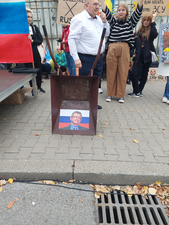 "Referendum" przed ambasadą Rosji w Warszawie
