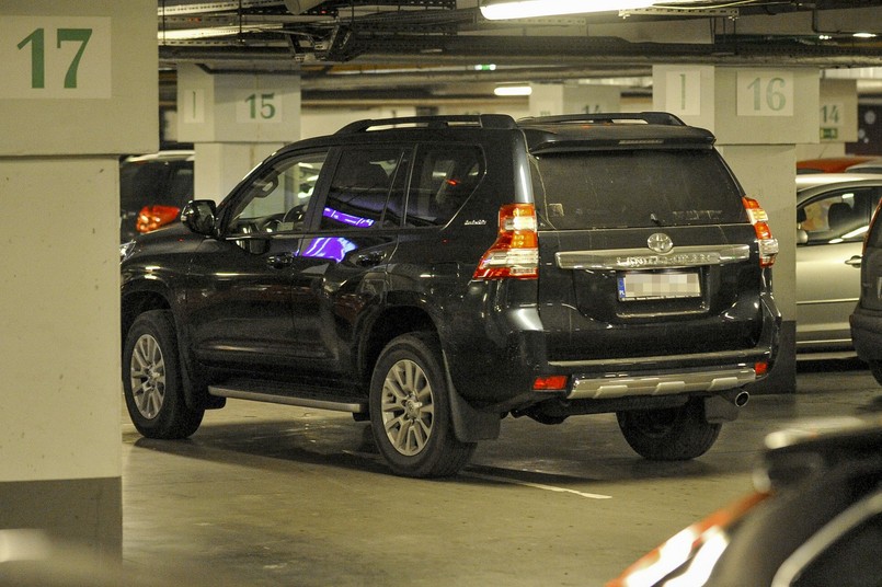 Fotoreporterzy sfotografowali Hannę Lis za kierownicą nowej toyoty land cruiser. Przypominamy, że toyota land cruiser istnieje na rynku od ponad 60 lat - w tym czasie dorobiła się miana legendy wśród samochodów terenowych. Pierwszy land cruiser pojawił się w 1951 roku. Do dziś kolejne generacje tego auta wybrało ponad 6 milionów kierowców. Od niedawna wśród nich jest też prowadząca Panoramę w TVP2 Hanna Lis. Jednak nowy samochód dziennikarki to nie jest pierwszy lepszy model z salonu japońskiej marki.