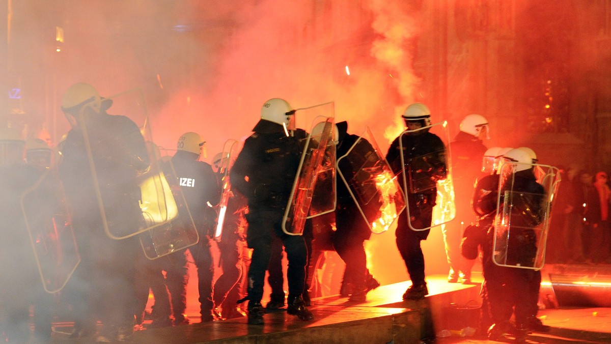 Około 6000 ludzi uczestniczyło w proteście przeciwko balowi organizowanemu w Wiedniu przez skrajnie prawicową Austriacką Partię Wolności (FPOe). Jak podały media, 22 osoby - w tym pięciu policjantów - odniosły obrażenia, a 14 zatrzymano.