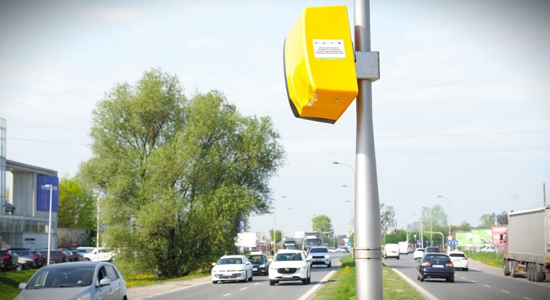 Czy inteligentne kamery zastąpią fotoradry. Na zdjęciu fotoradar na Al. Jerozolimskich w Warszawie (239)