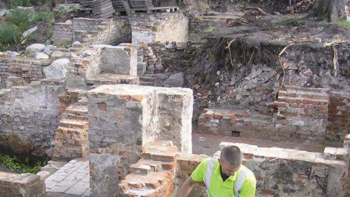 Już po raz czwarty archeolodzy badają działki tuż przy placu Pokoju. Teraz odsłaniane są właśnie piwnice dawnych kamienic.