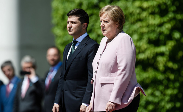 Merkel nie mogła opanować drżenia podczas przywitania prezydenta Ukrainy. "Czuję się już bardzo dobrze" [WIDEO]