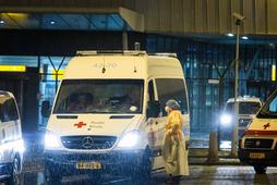 Holandia. Służby medyczne transportują na kwarantannę osoby zakażone wariantem Omikron