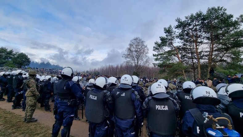 Policjanci na granicy podczas kryzysu w 2021 roku