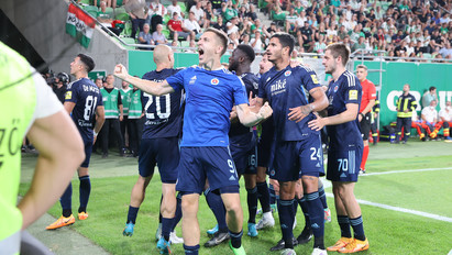 Balhé és könnygáz is volt: öt perc alatt két gólt kapott a Fradi, 2-1-re nyert a Slovan