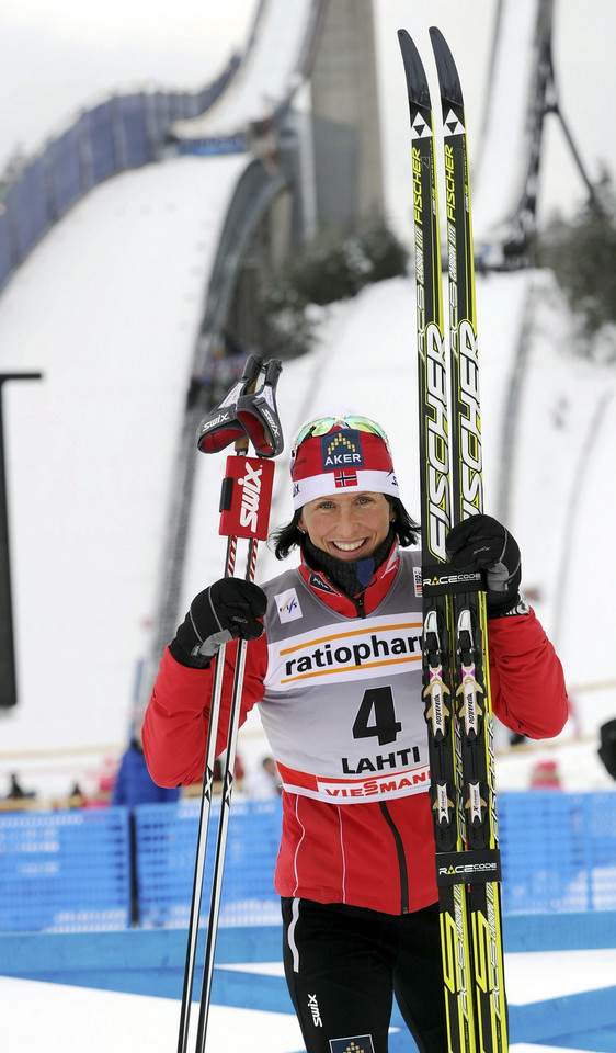 Marit Bjoergen (w tle skocznia w Lahti)