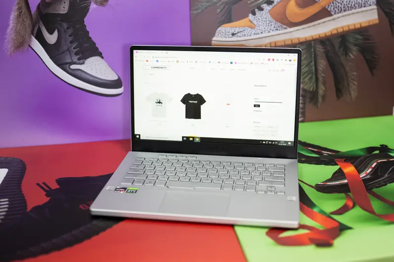 Laptop ROG Zephyrus G14 od ASUS w otoczeniu streetwearowych obrazów