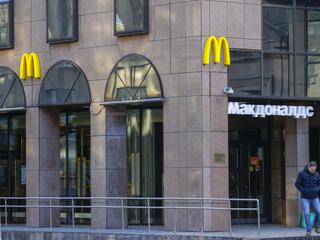 Sieć McDonald wstrzymuje działalność wszystkich swoich restauracji na terenie Rosji. Rosjanie nie napiją się także kawy w kawiarniach Starbucks, nie kupią Heinekena, Coca-Coli i Pepsi oraz wszystkich innych napojów produkowanych przez te spółki