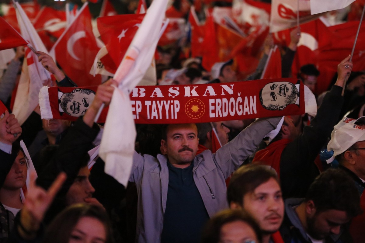 Zdaniem "Frankfurter Allgemeine Zeitung" wynik referendum oznacza "faktyczne zniesienie zasady trójpodziału władz". "Nie ma żadnych wątpliwości: Turcja, także instytucjonalnie, znajduje się na drodze do autorytarnego państwa wodzowskiego" - pisze Klaus-Dieter Frankenberger.