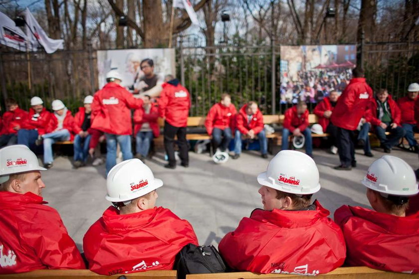 O fuj! Związkowcy przynieśli przed Sejm... FOTO