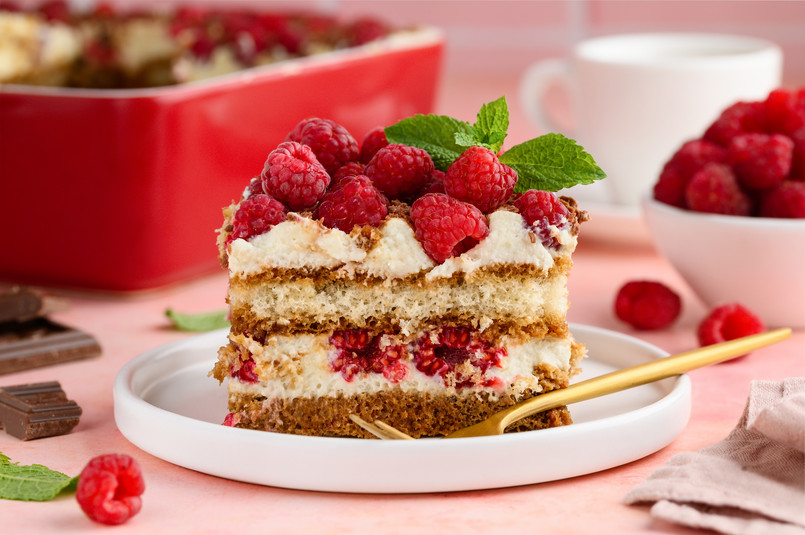 Maliny tiramisu ciasto A,Piece,Of,Tiramisu,With,Raspberries,On,A,White,Plate
