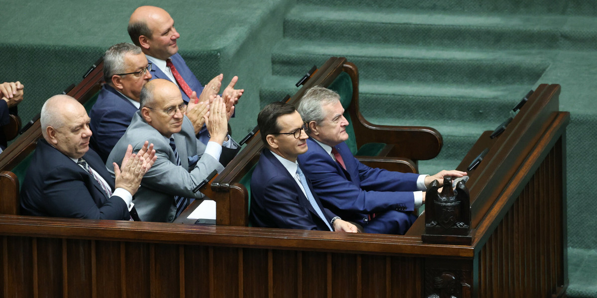 Na ostatnim posiedzeniu Sejm zajął się m.in. wnioskiem o przeprowadzenie referendum i cenami energii. Na zdjęciu m.in. premier Mateusz Morawiecki (drugi z prawej) i Jacek Sasin, minister aktywów państwowych (pierwszy z lewej)