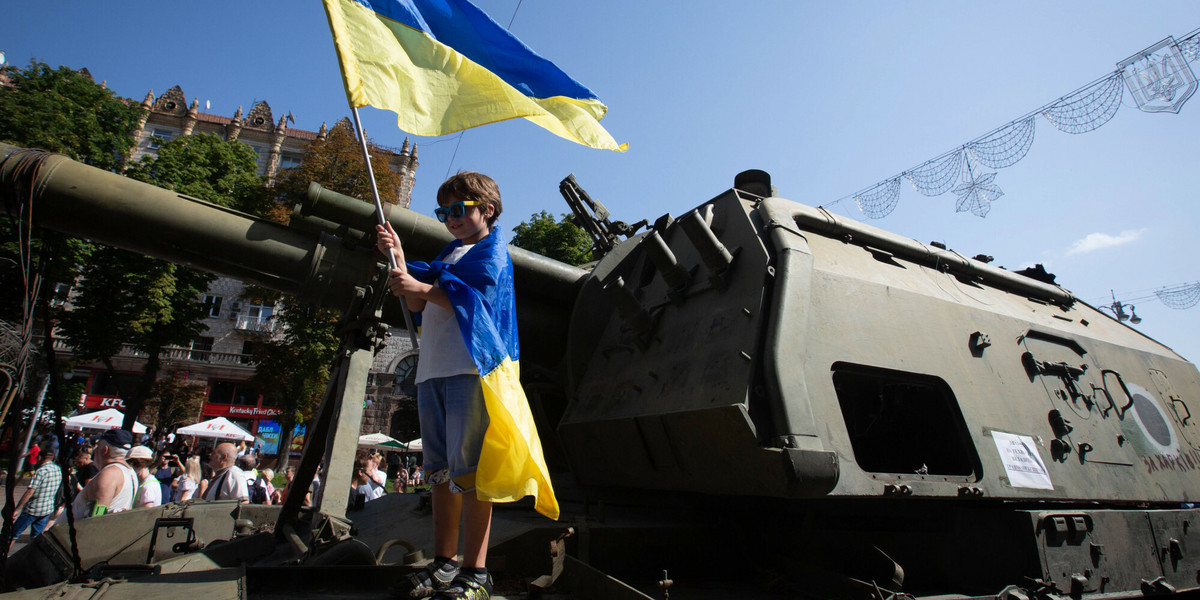 W sobotę ukraińskie rodziny cieszyły się dniem wolnym, spacerując między zdobytymi rosyjskimi czołgami. 