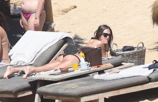 Džesika Alba se sunča u crnom bikiniju na plaži na Mikonosu