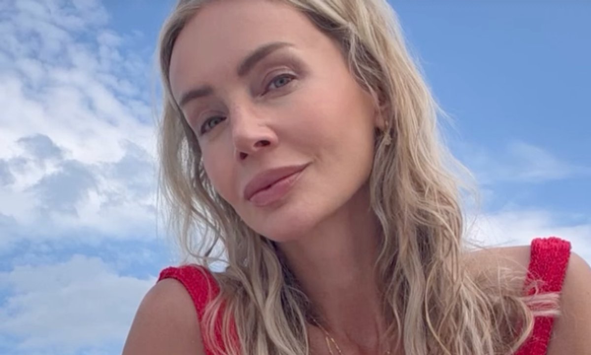Agnieszka Woźniak-Starak wypoczywa na jeziorem. Pozuje w stroju kąpielowym