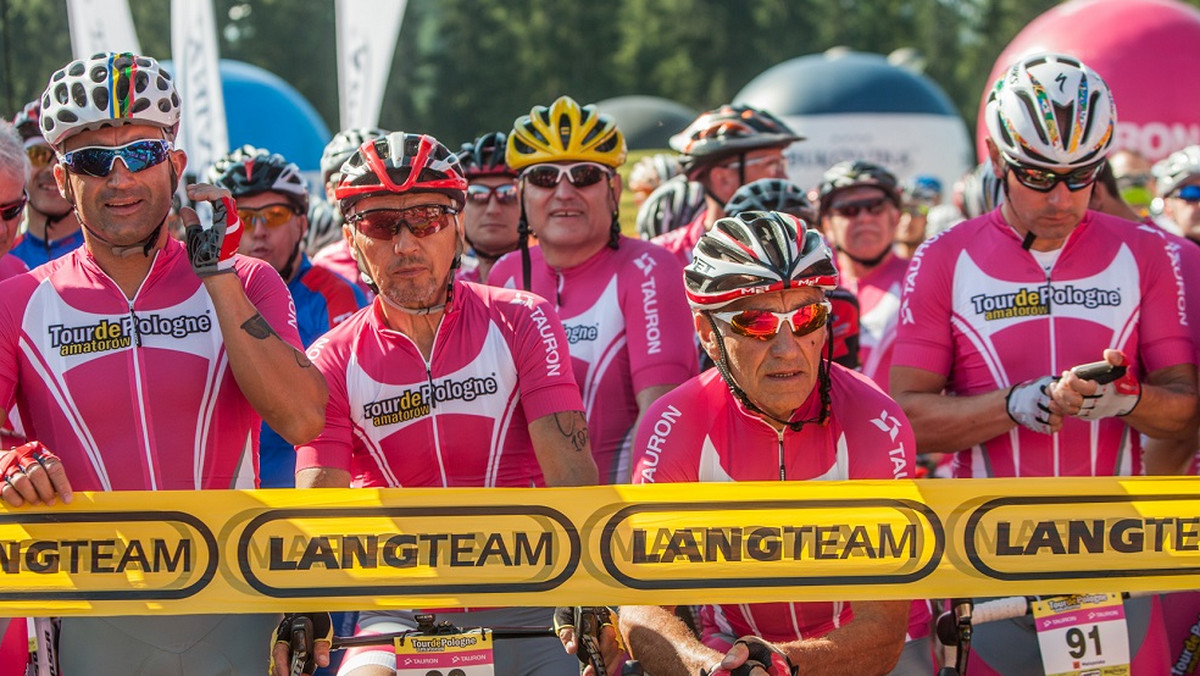 W niedzielę 17 lipca o 9:40 sprzed Bukovina Resort wystartuje kolorowy peleton Tour de Pologne Amatorów. Ten wyścig to szczególny punkt na mapie kolarskich wydarzeń w naszym kraju. Organizowany od 2010 roku wyścig towarzyszy królewskiemu etapowi Tour de Pologne UCI World Tour - największej kolarskiej imprezie w tej części Europy. Siedem lat temu, na starcie w Bukowinie Tatrzańskiej pojawiło się około 700 miłośników kolarstwa. W ciągu kilka lat liczba uczestników sięgnęła niemal dwóch tysięcy. To dowód na zapotrzebowanie na kolarskie imprezy dla amatorów i na stale rosnącą popularność kolarstwa i jazdy na rowerze.