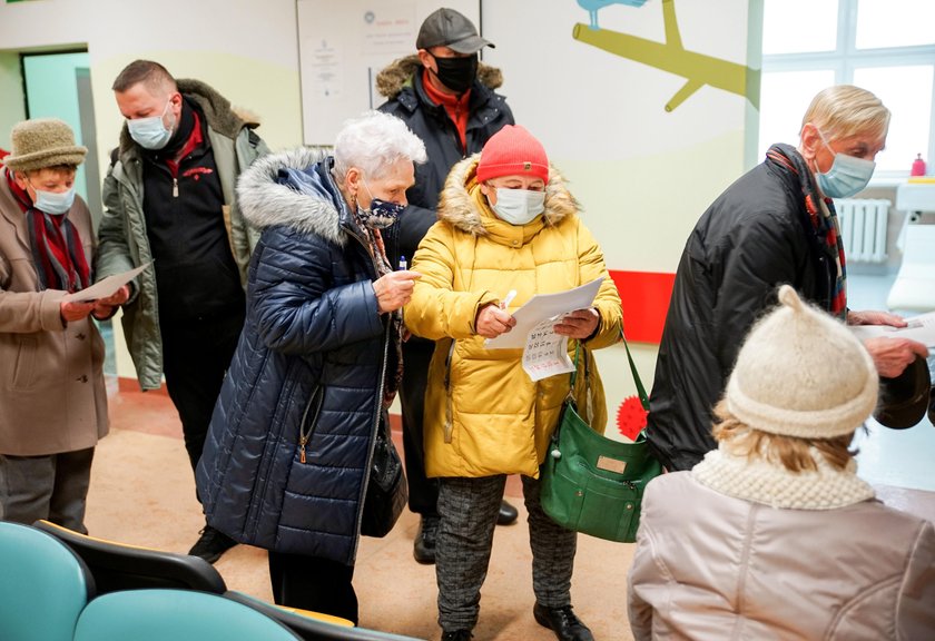 Seniorzy stali w kolejce na mrozie