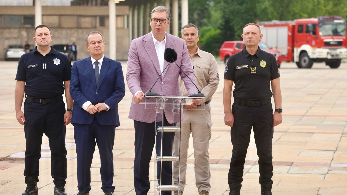 Aleksandar Vučić ispred Palate Srbija