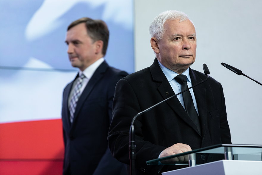 Zbigniew Ziobro i Jarosław Kaczyński podczas podpisania umowy koalicyjnej (26.09.2020)