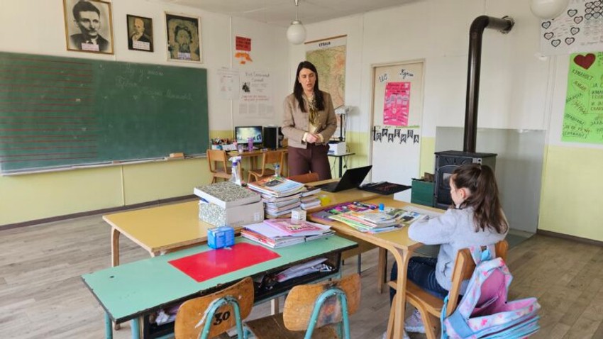 Marija je jedini đak u maloj seoskoj školi u selu Kučin