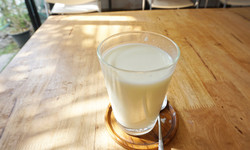 Czy szklanka ciepłego mleka rzeczywiście ułatwia zasypianie? Sprawdzamy