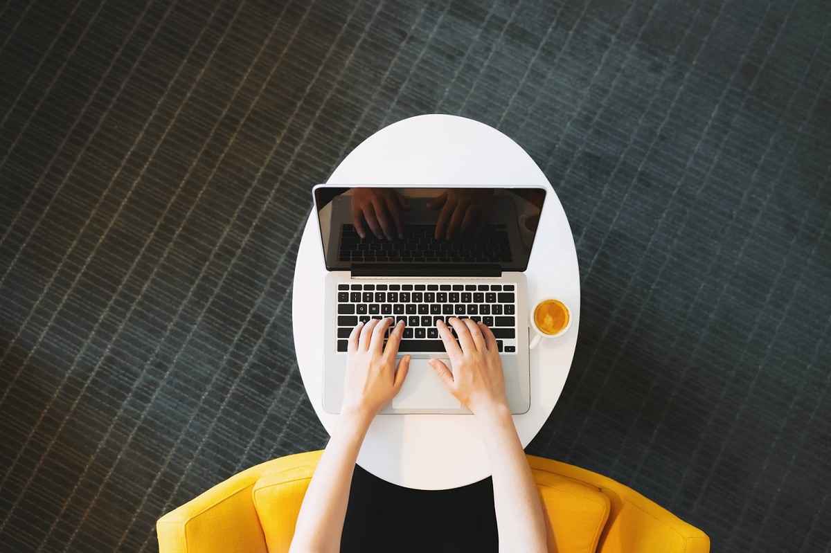 Ustalenie prawa do bonu na zakup laptopa następuje na podstawie pozytywnie zweryfikowanego wniosku w systemie teleinformatycznym i nie wymaga wydania decyzji
