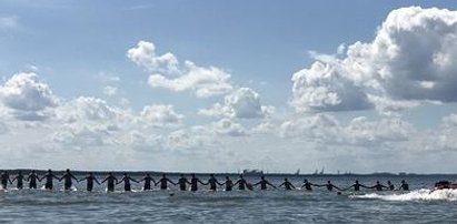 Plażowicze ratowali 6-letniego Huberta. Utworzyli "łańcuch życia"