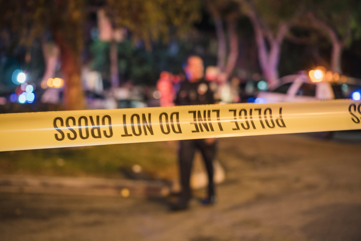 Po przyjęciu zgłoszenia o "przemocy domowej" przybyli na miejsce policjanci usłyszeli z wnętrza domu strzały.
